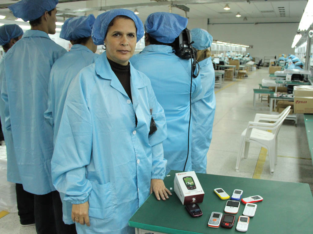 Livia Reyes, directora del CIP, en una visita a la fábrica.