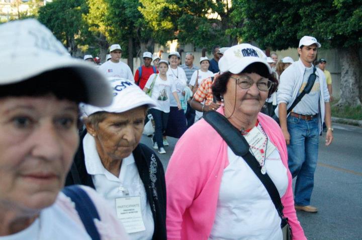 Cubanos en la Plaza en la Santa Misa - 07