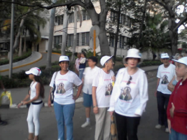 Cubanos en la Plaza en la Santa Misa - 05