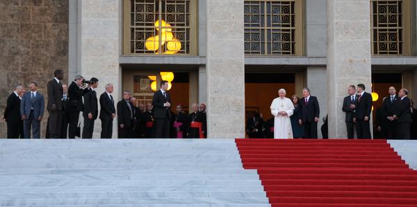 Benedicto XVI y Raúl Castro saludo 3