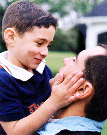 Elián González con su padre