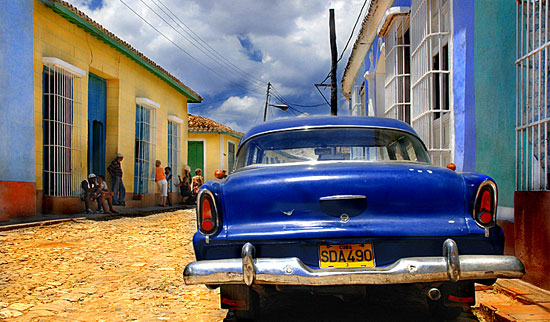 carro en calle cubana