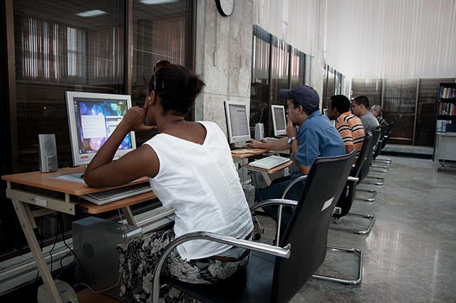 Esta sala está habilitada para las consultas por Internet. Esta sala está habilitada para las consultas por Internet.