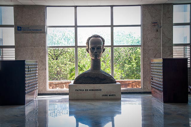 Majestuosa estatua de José Martí que recibe al público visitante. Majestuosa estatua de José Martí que recibe al público visitante.