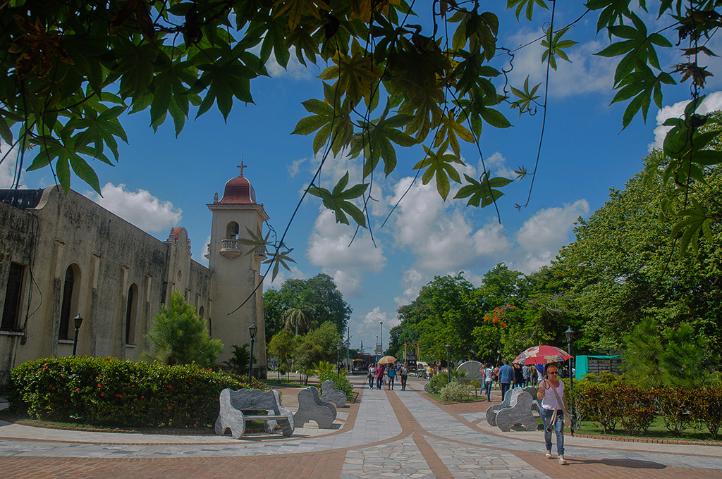 Iglesia y parque de los hexógenos en la Isla de la Juventud