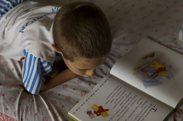 Niño cubano leyendo