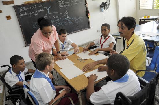 alumnos en aulas cubanas