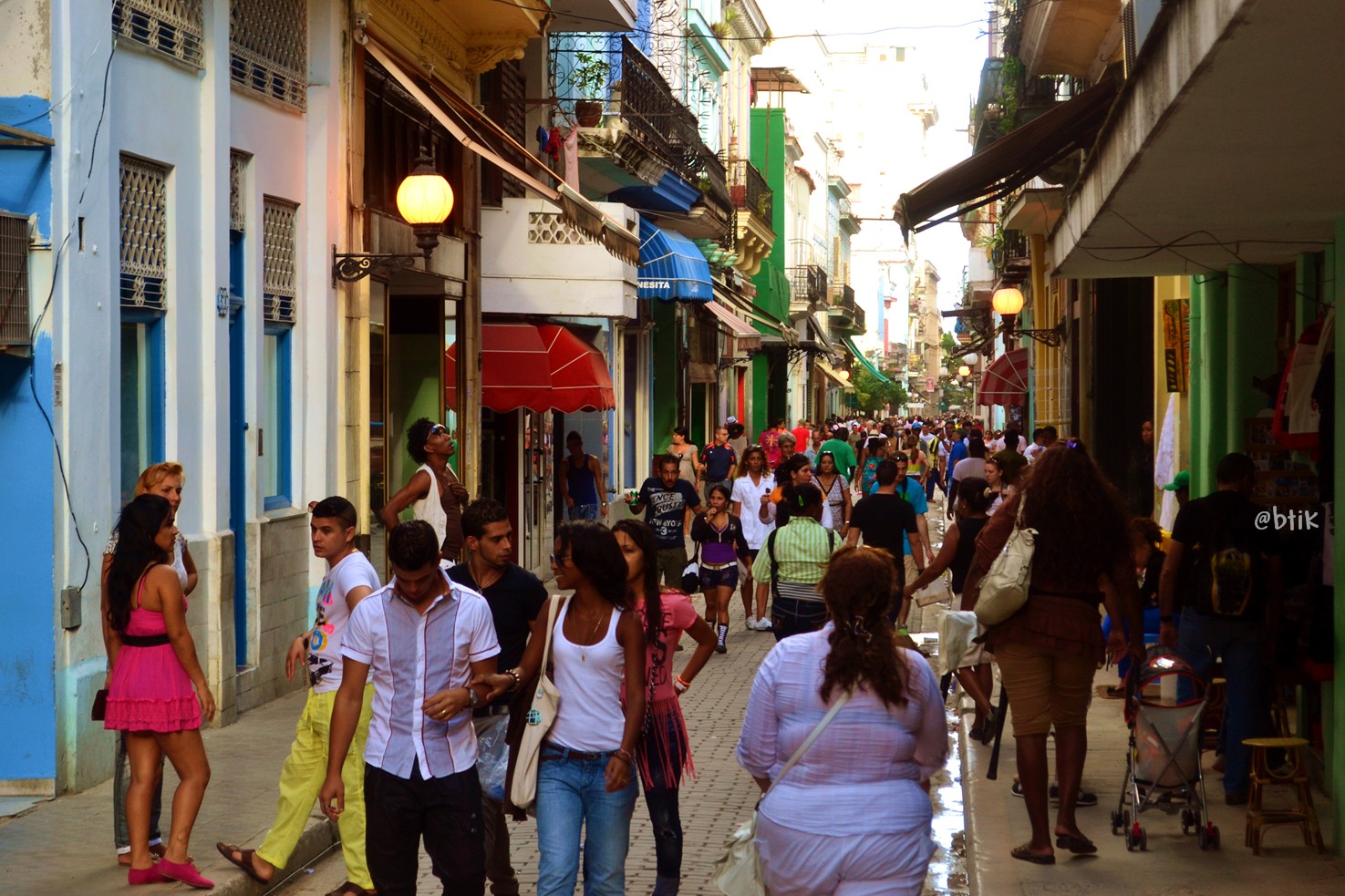 Personas en la calle, Cuba