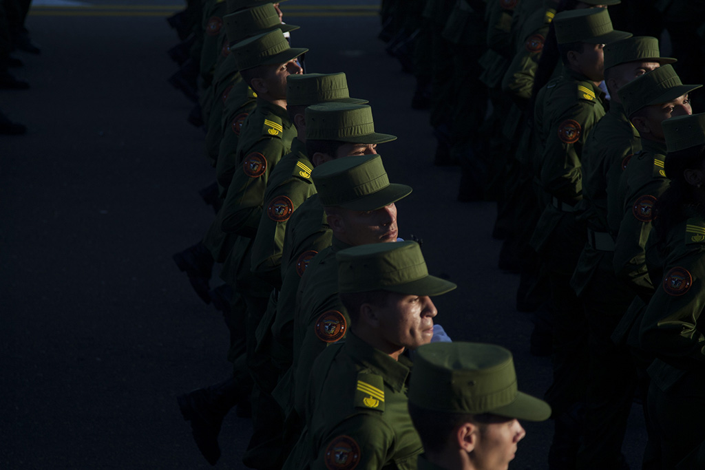 Revista militar y marcha del pueblo combatiente