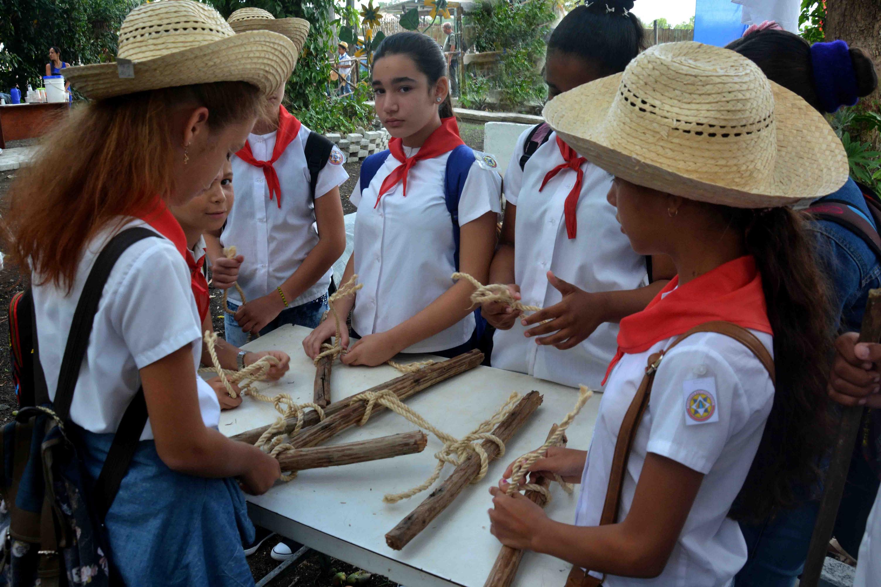 Integrantes del Movimiento de Pioneros Exploradores. Integrantes del Movimiento de Pioneros Exploradores.