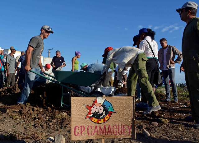 Jóvenes junto al pueblo camagüeyano. Jóvenes junto al pueblo camagüeyano.