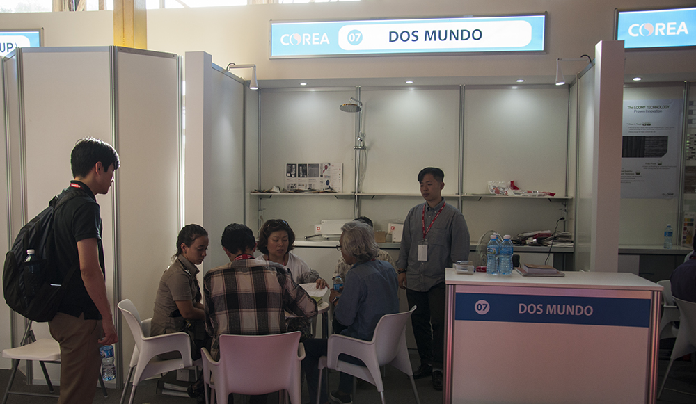 Intercambio en stand coreano