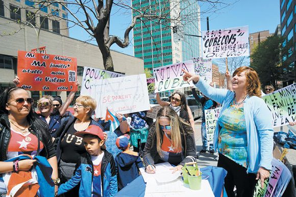 Cubanos protestan-cierre de embajada canadiense-La Habana