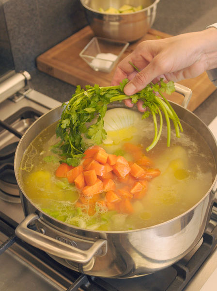 Caldo nutritivo de cebolla, apio y zanahoria