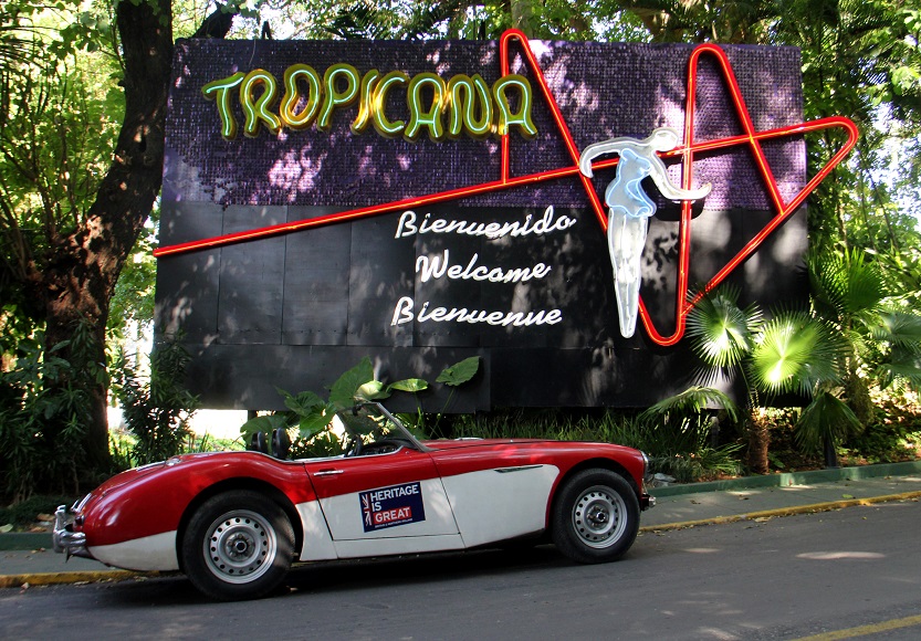 Parqueo del Cabaret Tropicana-autos clásicos