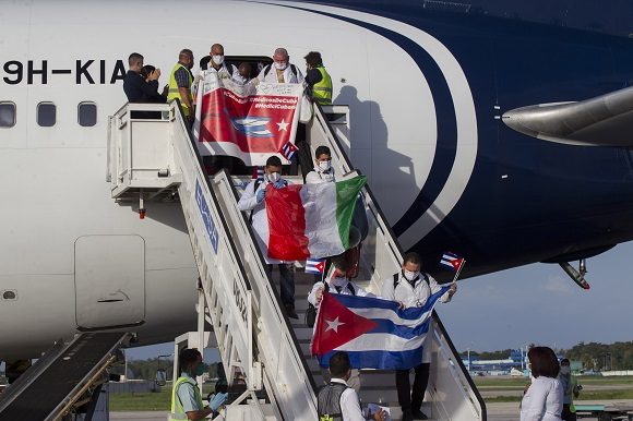 medicos cubanos regresan a la patria