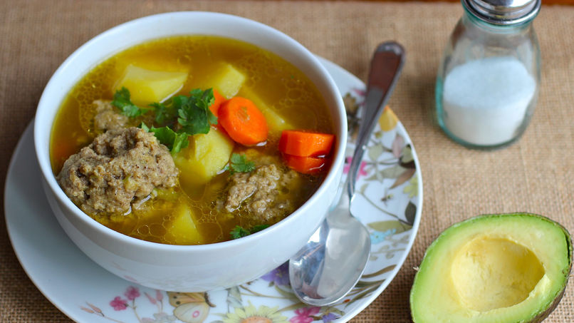 Caldo nutritivo con albóndigas