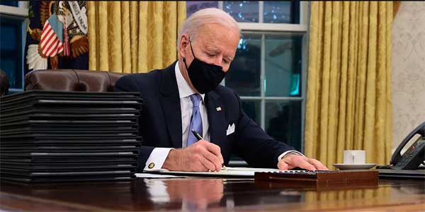 Biden firmando