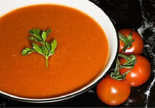 Sopa de tomate y albahaca