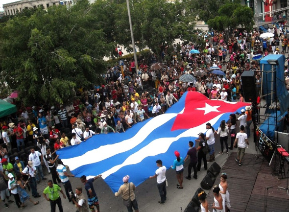 Bandera cubana - multitud - calle