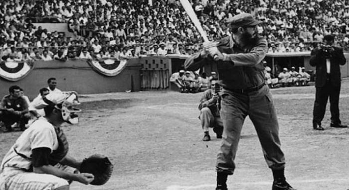 Fidel jugando la pelota