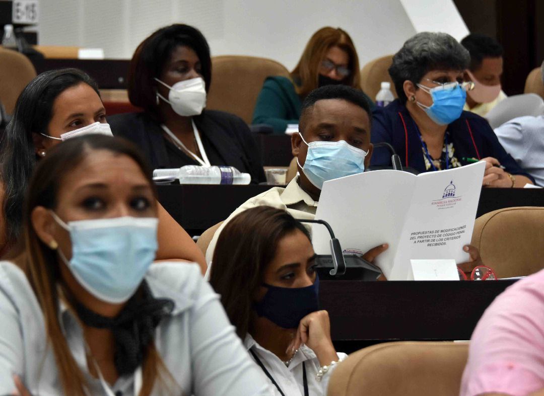 Debate del Proyecto de Ley del Código Penal. Diputados atienden los comentarios en plenari