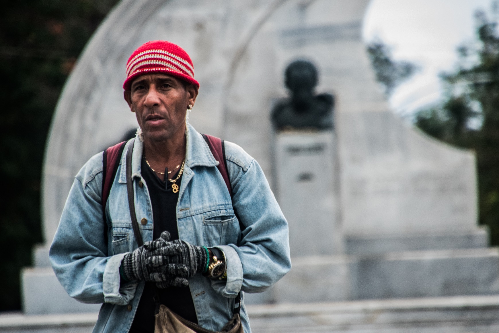 Cubano con guantes