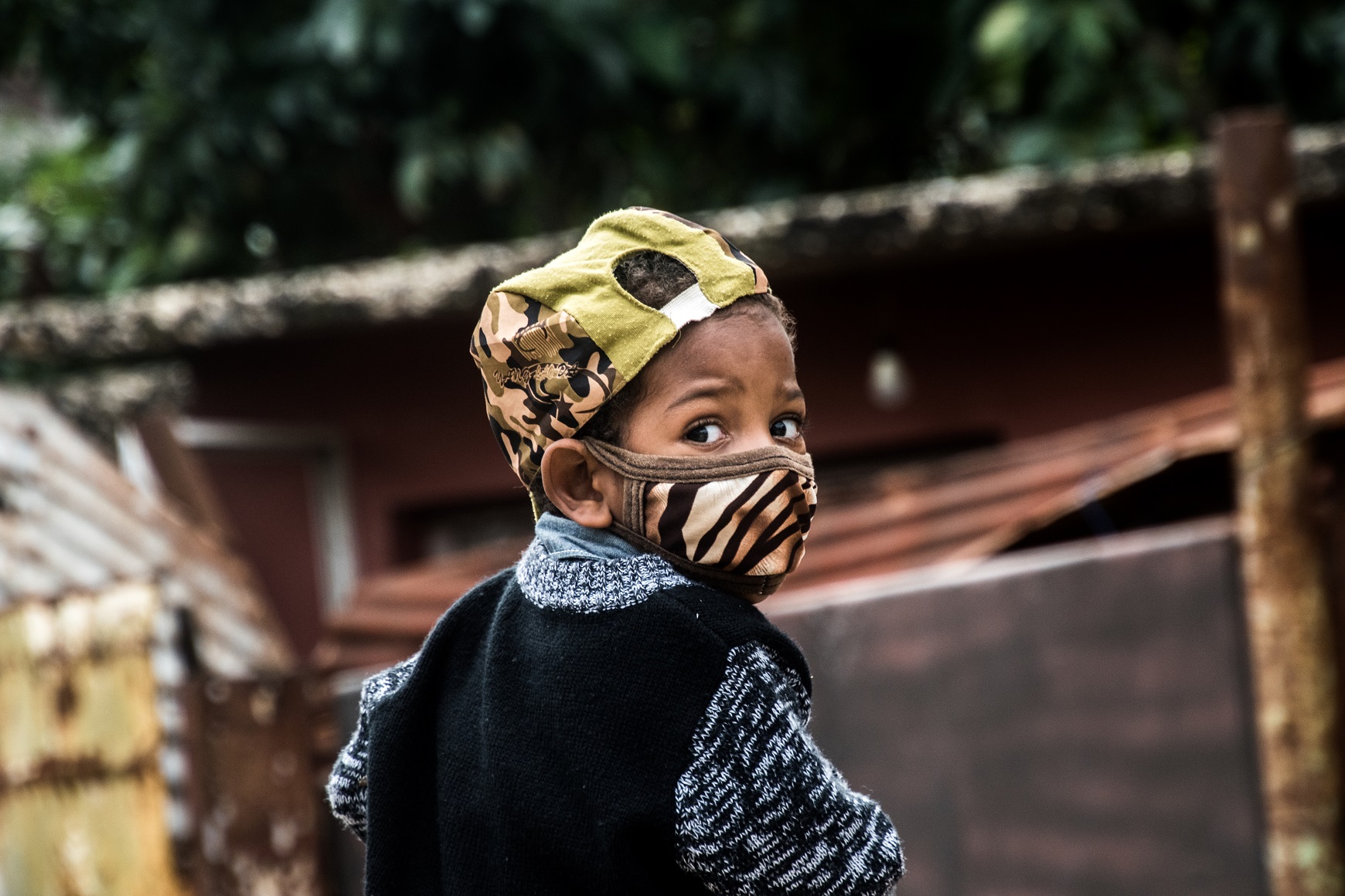 Niño cubano con abrigo