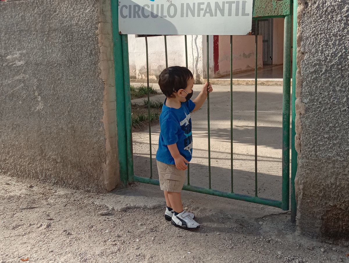 Niño en la entrada del círculo infantil