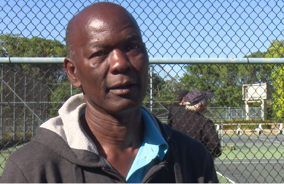 Entrenador de tenis de campo Wifredo Henry 