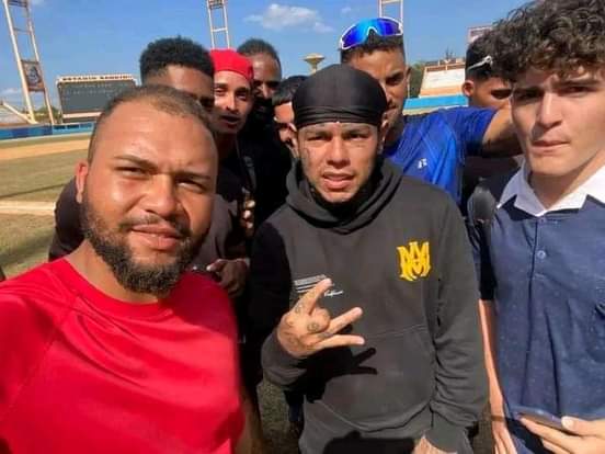 Tekashi con peloteros villaclareños