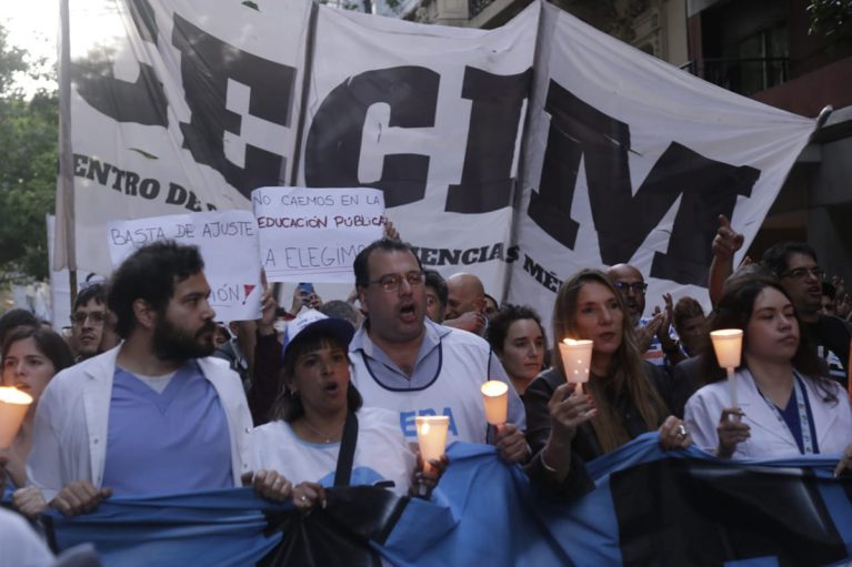 El estudiantazo en las calles: multitudinaria Marcha de antorchas en Buenos Aires