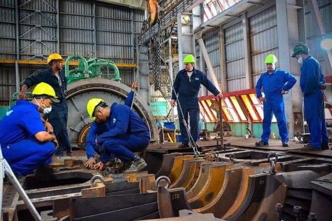 Trabajadores eléctricos en Cuba 