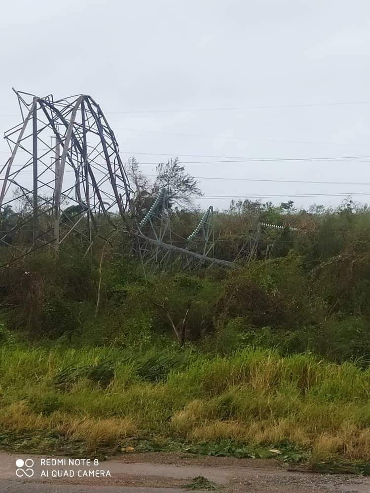 Torres de alta tensión en autopista Habana Artemisa sufrieron los embates de de Rafael. 