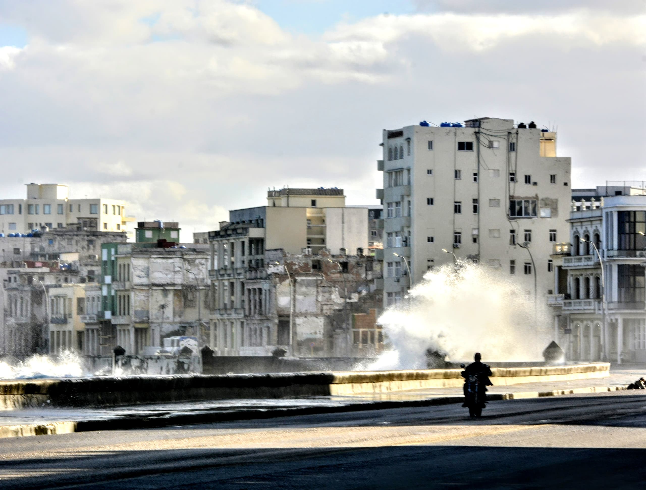 Inundaciones en el malecón habanero este viernes