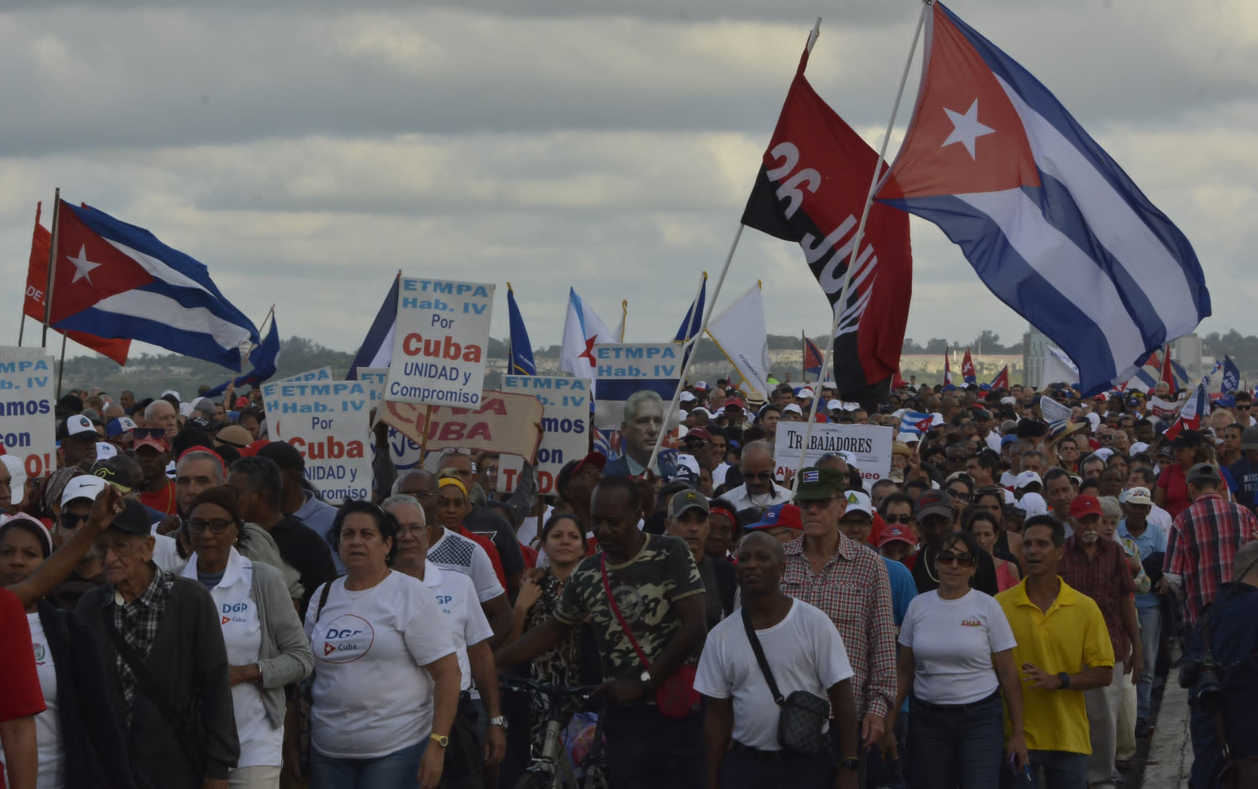 Muchas voces y una sola consigna: !Abajo el bloqueo ¡