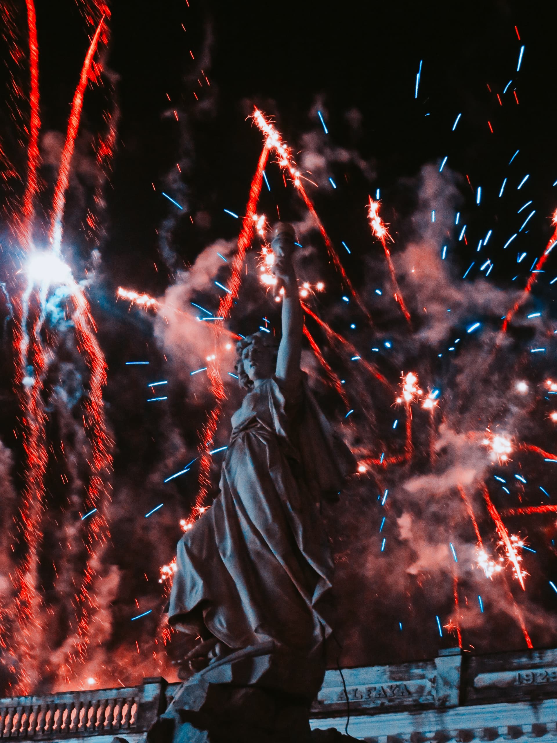 Luces, música y fuegos artificiales entre Lis barrios El Carmen y San Salvador 