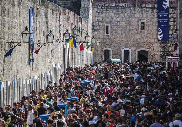 Más de mil 200 títulos digitales en Feria del Libro de La Habana