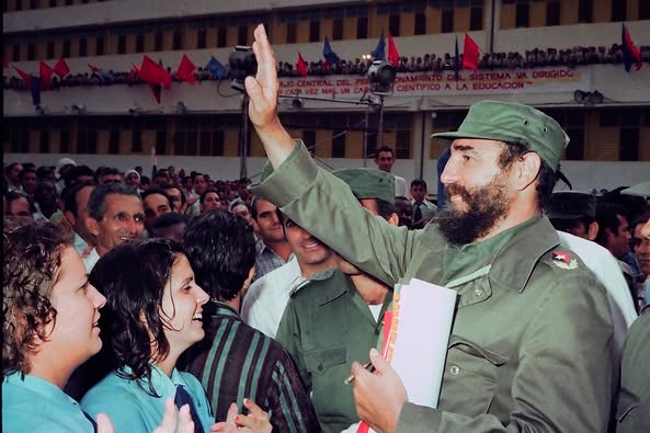 El 3 de febrero de 1975 Fidel visitó la escuela formadora de maestros primarios Tania la Guerrillera, todavía en construcción, aunque ya se impartían clases, pues una parte estaba en funcionamiento con 766 estudiantes, e intercambió con alumnos y profesor El 3 de febrero de 1975 Fidel visitó la escuela formadora de maestros primarios Tania la Guerrillera, todavía en construcción, aunque ya se impartían clases, pues una parte estaba en funcionamiento con 766 estudiantes, e intercambió con alumnos y profesor