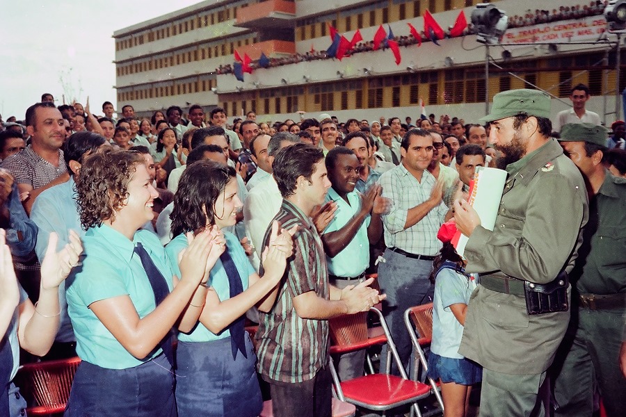 El 3 de febrero de 1975 Fidel visitó la escuela formadora de maestros primarios Tania la Guerrillera, todavía en construcción, aunque ya se impartían clases, pues una parte estaba en funcionamiento con 766 estudiantes, e intercambió con alumnos y profesor El 3 de febrero de 1975 Fidel visitó la escuela formadora de maestros primarios Tania la Guerrillera, todavía en construcción, aunque ya se impartían clases, pues una parte estaba en funcionamiento con 766 estudiantes, e intercambió con alumnos y profesor
