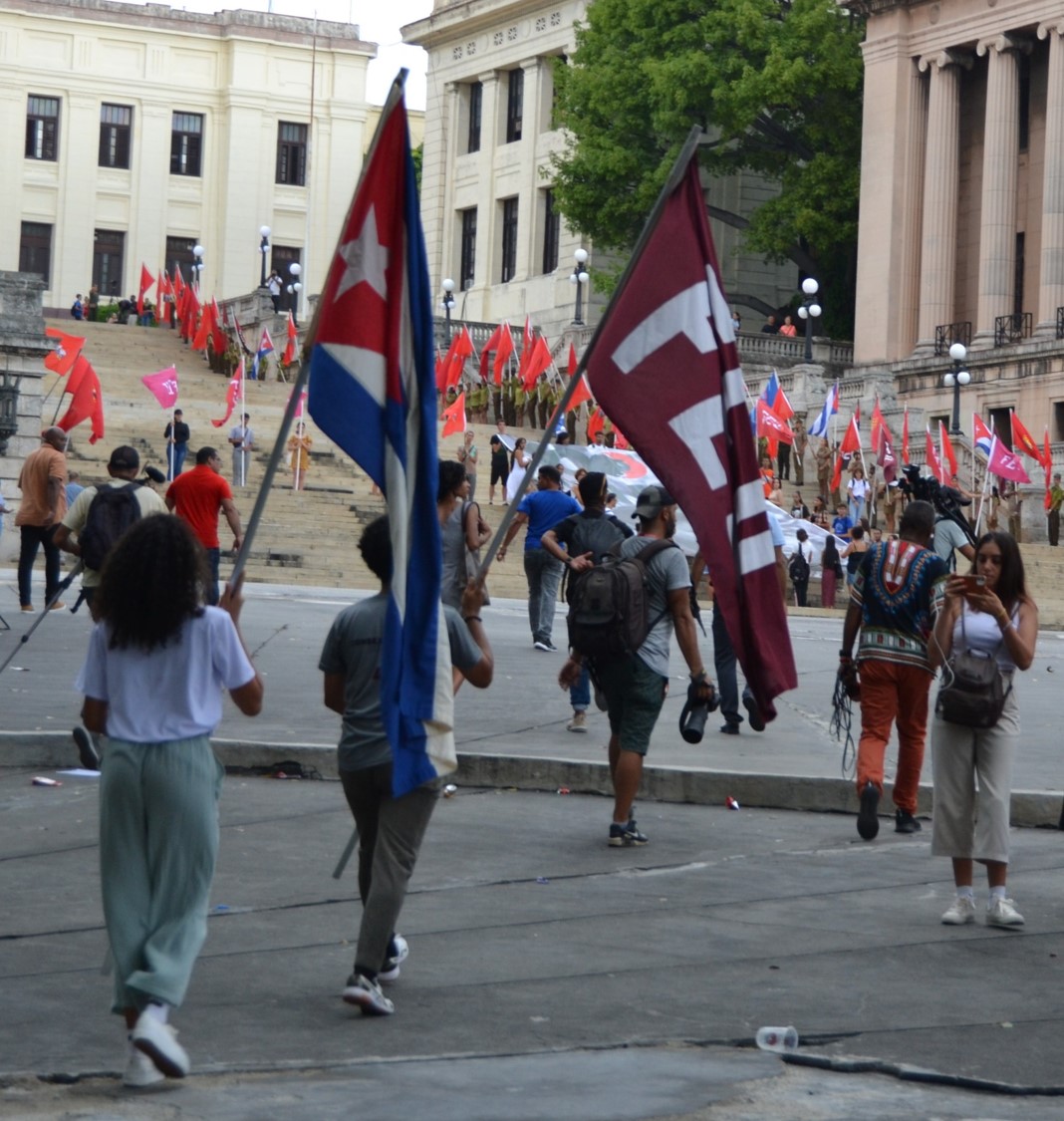 Jóvenes de Cuba recordaron el ingreso de Fidel a la Universidad de La Habana en la carrera de Derecho. Fotos: Sheila Moten / Cubahora Jóvenes de Cuba recordaron el ingreso de Fidel a la Universidad de La Habana en la carrera de Derecho. Fotos: Sheila Moten / Cubahora