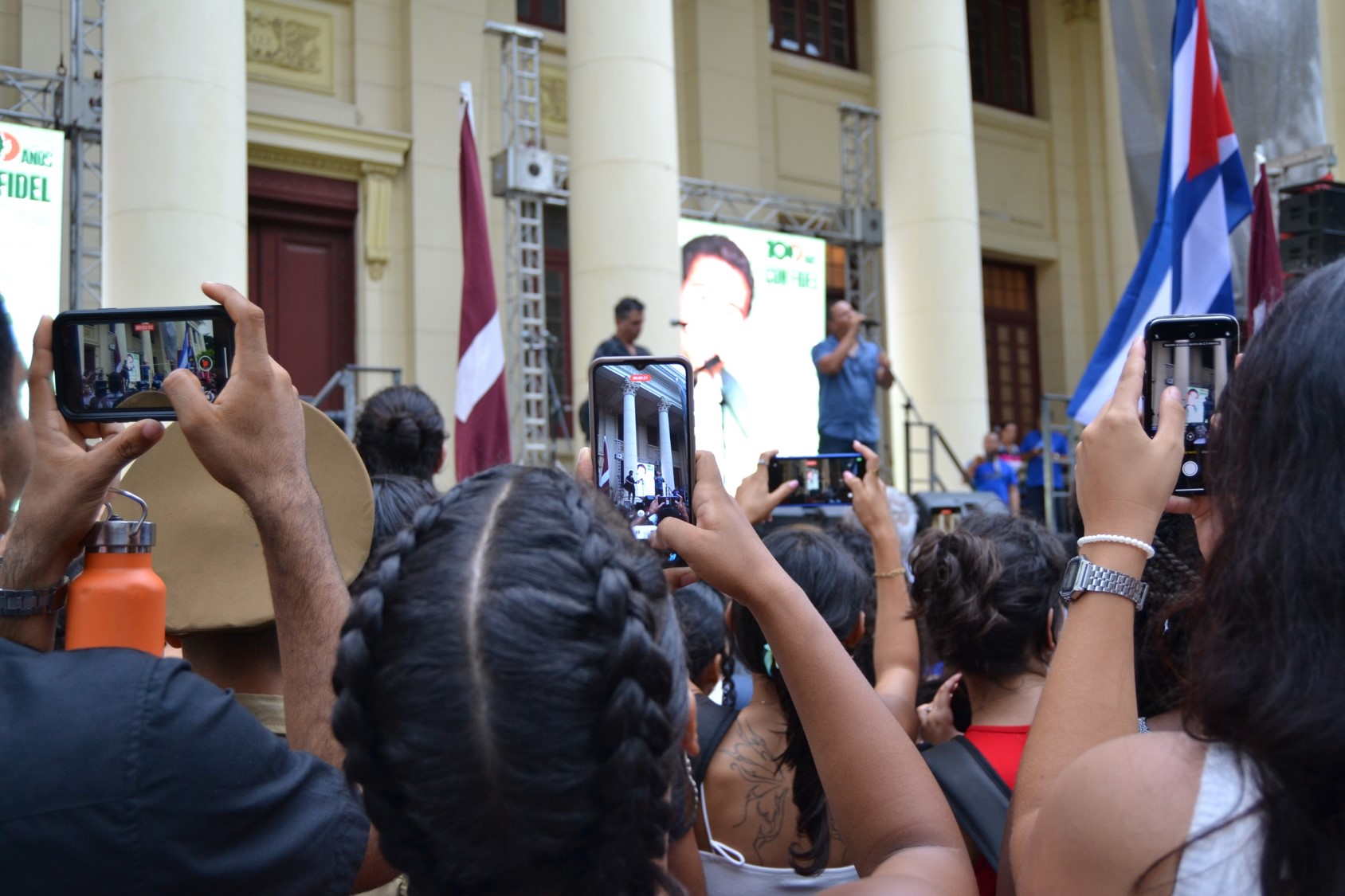 Jóvenes de Cuba recordaron el ingreso de Fidel a la Universidad de La Habana en la carrera de Derecho. Fotos: Sheila Moten / Cubahora Jóvenes de Cuba recordaron el ingreso de Fidel a la Universidad de La Habana en la carrera de Derecho. Fotos: Sheila Moten / Cubahora