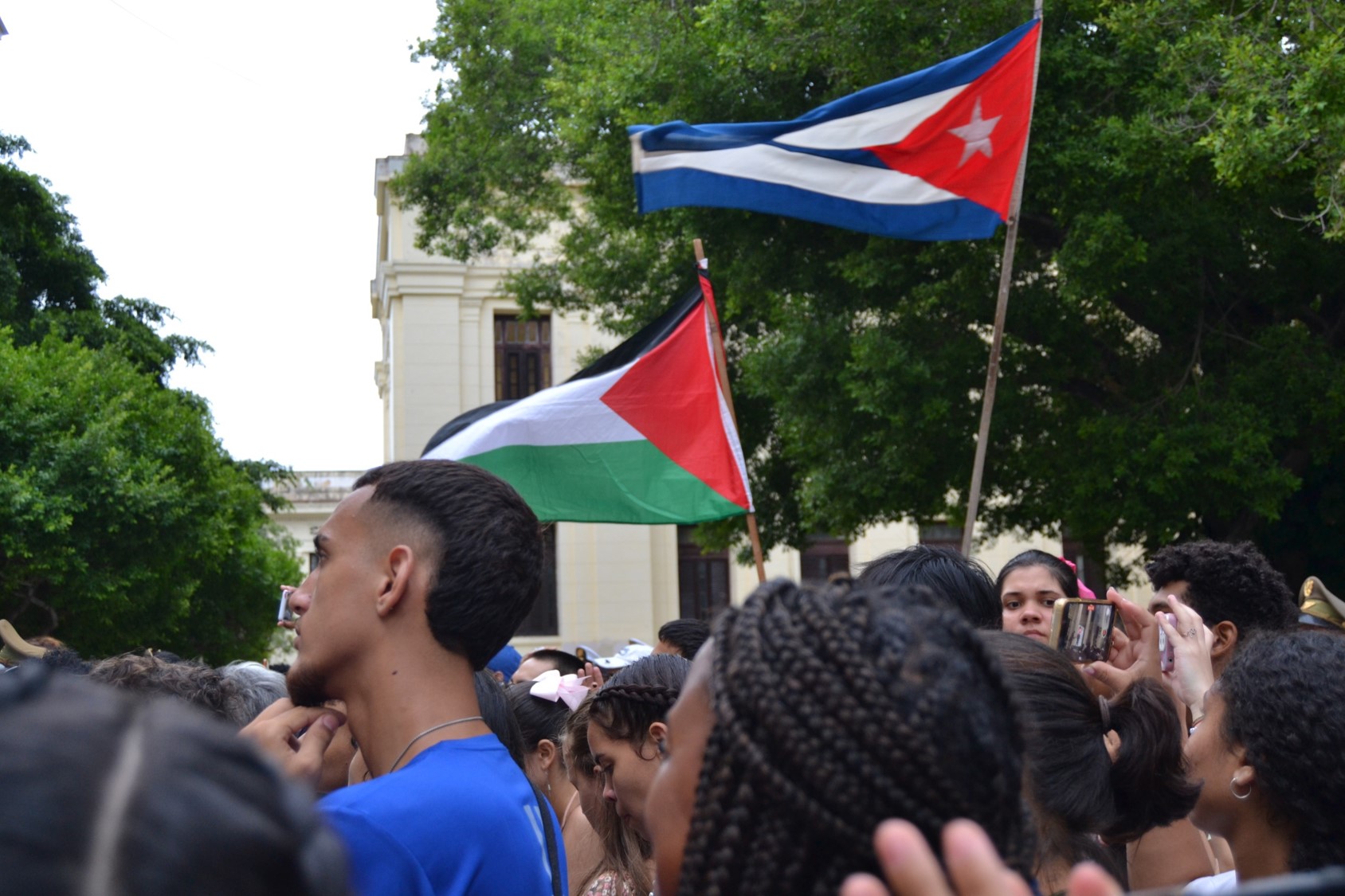Jóvenes de Cuba recordaron el ingreso de Fidel a la Universidad de La Habana en la carrera de Derecho. Fotos: Sheila Moten / Cubahora Jóvenes de Cuba recordaron el ingreso de Fidel a la Universidad de La Habana en la carrera de Derecho. Fotos: Sheila Moten / Cubahora