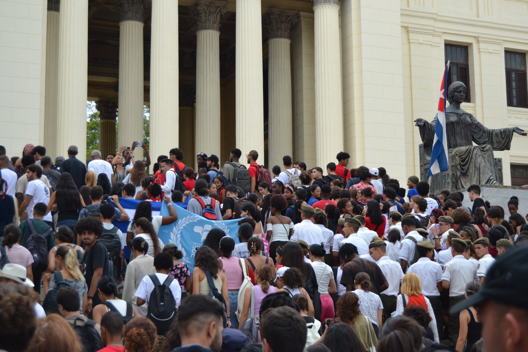 Jóvenes de Cuba recordaron el ingreso de Fidel a la Universidad de La Habana en la carrera de Derecho. Fotos: Sheila Moten / Cubahora Jóvenes de Cuba recordaron el ingreso de Fidel a la Universidad de La Habana en la carrera de Derecho. Fotos: Sheila Moten / Cubahora