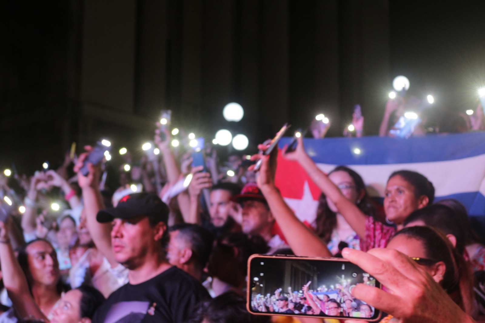 Con un concierto en la escalinata de la Universidad de La Habana inicia silvio Rodríguez gira por Latinoamérica. Fotos: José Luis Alvarez Suárez (Cubahora) Con un concierto en la escalinata de la Universidad de La Habana inicia silvio Rodríguez gira por Latinoamérica. Fotos: José Luis Alvarez Suárez (Cubahora)