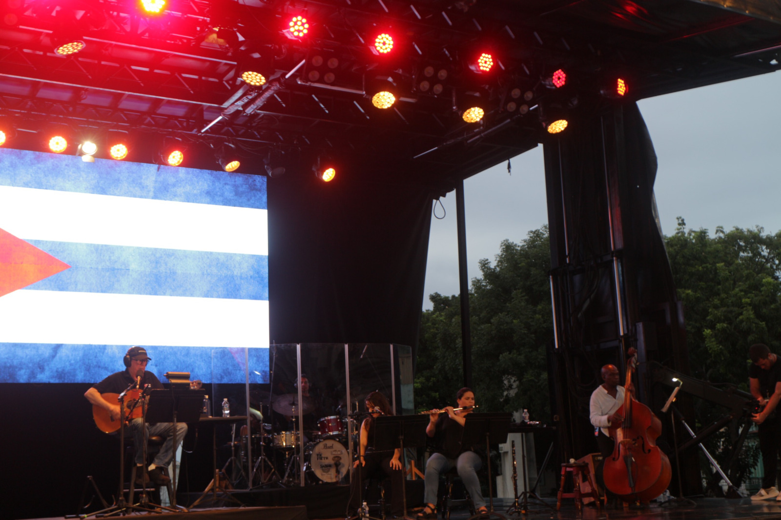 Con un concierto en la escalinata de la Universidad de La Habana inicia silvio Rodríguez gira por Latinoamérica. Fotos: José Luis Alvarez Suárez (Cubahora) Con un concierto en la escalinata de la Universidad de La Habana inicia silvio Rodríguez gira por Latinoamérica. Fotos: José Luis Alvarez Suárez (Cubahora)