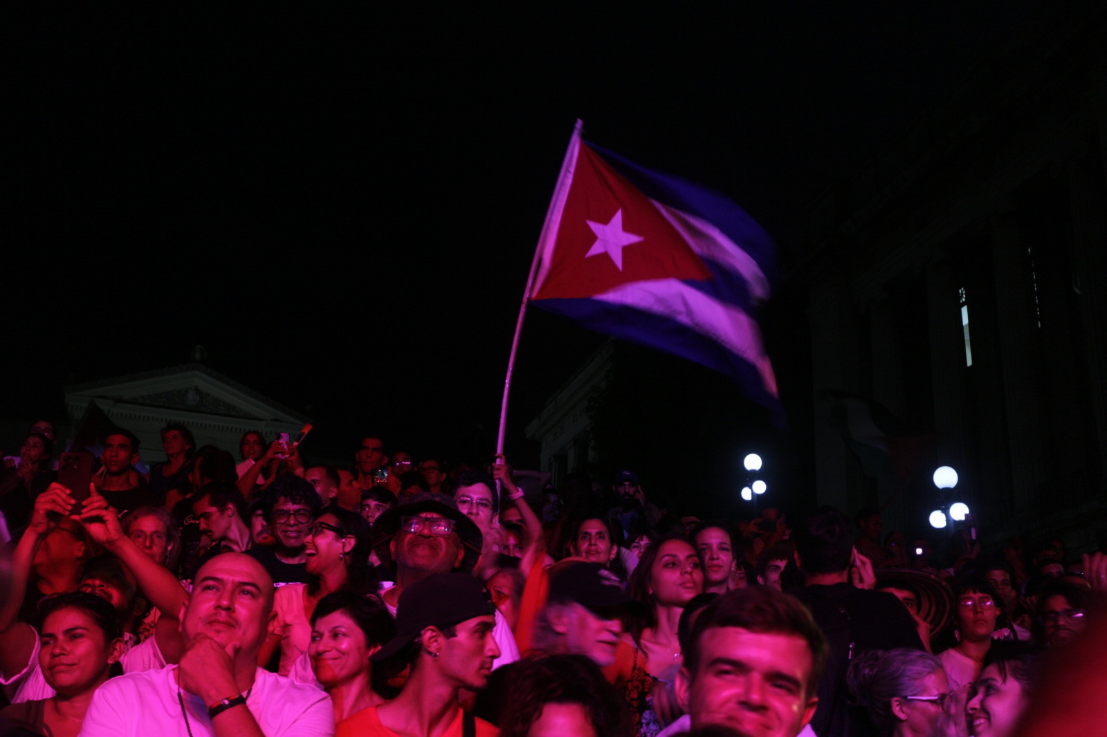 Con un concierto en la escalinata de la Universidad de La Habana inicia silvio Rodríguez gira por Latinoamérica. Fotos: José Luis Alvarez Suárez (Cubahora) Con un concierto en la escalinata de la Universidad de La Habana inicia silvio Rodríguez gira por Latinoamérica. Fotos: José Luis Alvarez Suárez (Cubahora)