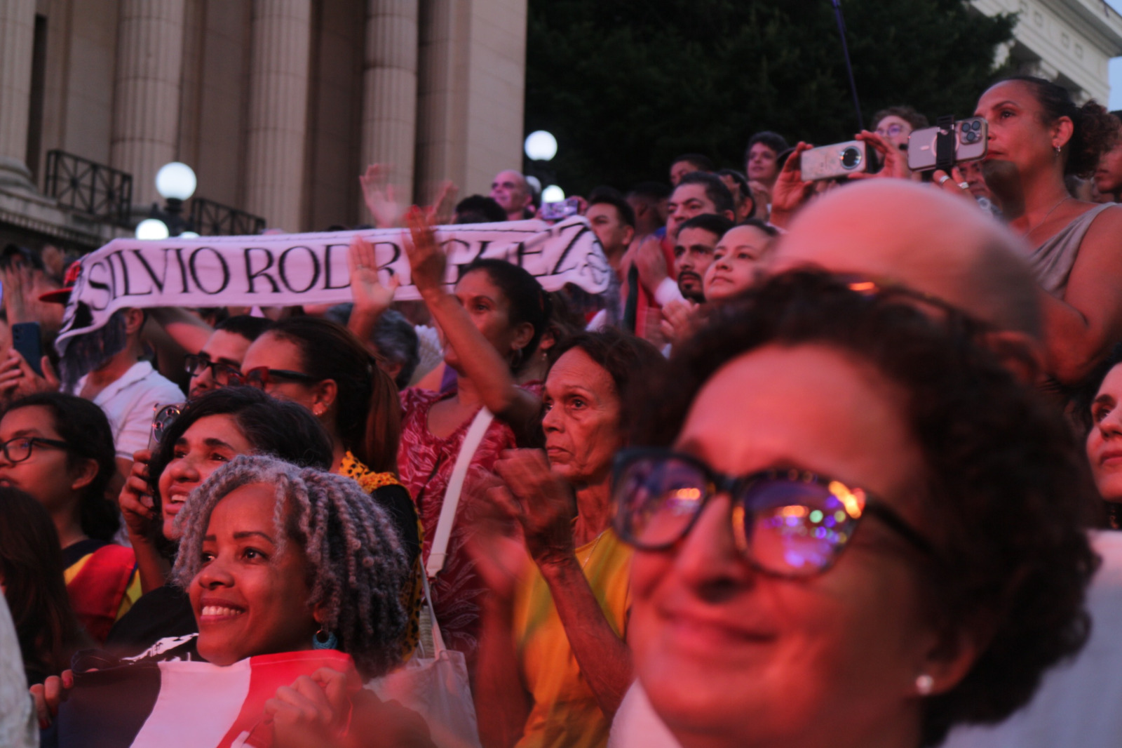 Con un concierto en la escalinata de la Universidad de La Habana inicia silvio Rodríguez gira por Latinoamérica. Fotos: José Luis Alvarez Suárez (Cubahora) Con un concierto en la escalinata de la Universidad de La Habana inicia silvio Rodríguez gira por Latinoamérica. Fotos: José Luis Alvarez Suárez (Cubahora)