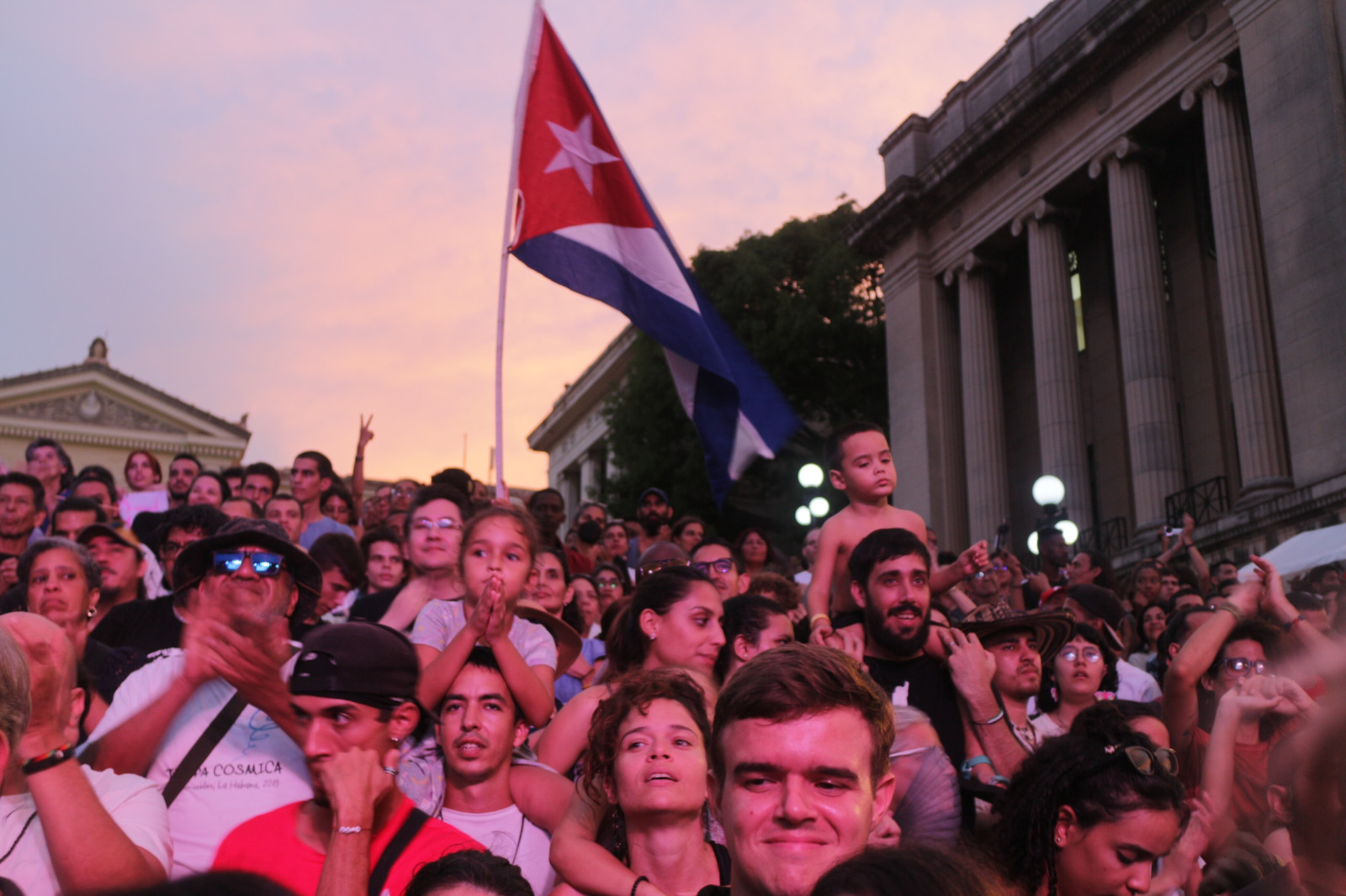 Con un concierto en la escalinata de la Universidad de La Habana inicia silvio Rodríguez gira por Latinoamérica. Fotos: José Luis Alvarez Suárez (Cubahora) Con un concierto en la escalinata de la Universidad de La Habana inicia silvio Rodríguez gira por Latinoamérica. Fotos: José Luis Alvarez Suárez (Cubahora)
