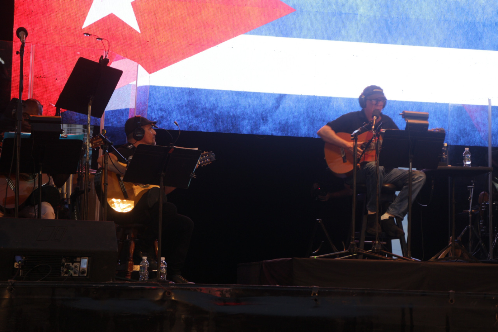 Con un concierto en la escalinata de la Universidad de La Habana inicia silvio Rodríguez gira por Latinoamérica. Fotos: José Luis Alvarez Suárez (Cubahora) Con un concierto en la escalinata de la Universidad de La Habana inicia silvio Rodríguez gira por Latinoamérica. Fotos: José Luis Alvarez Suárez (Cubahora)
